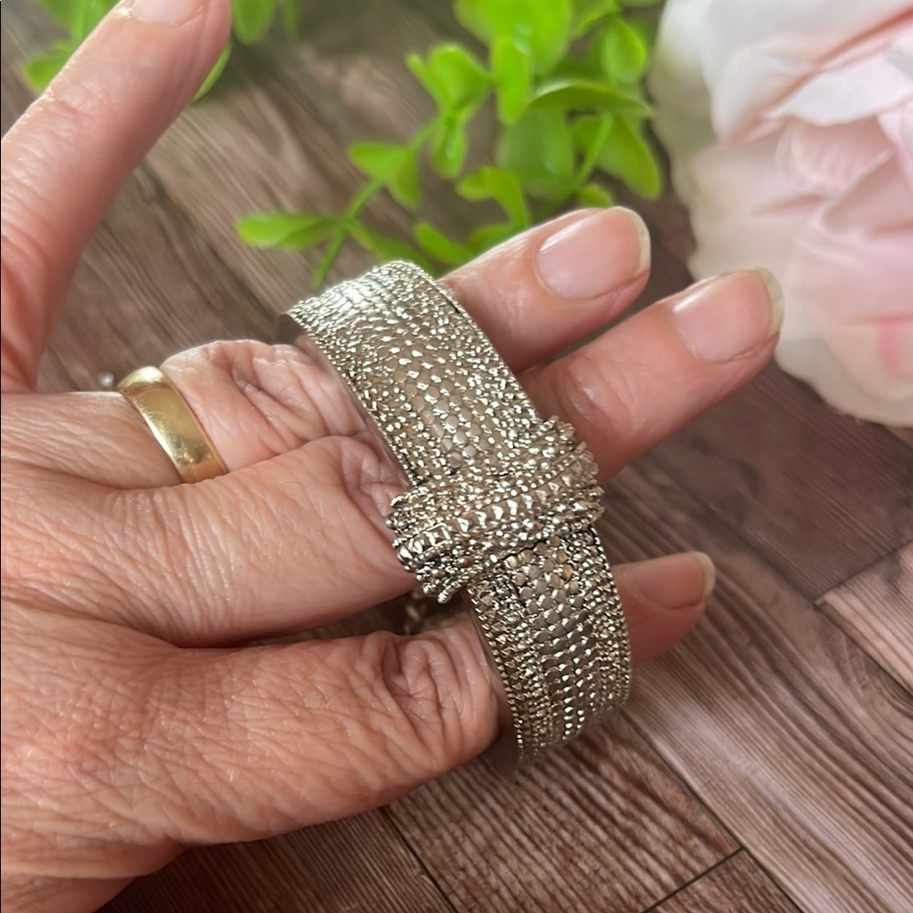Chic Silver Textured Bracelet - Picture 6 of 10